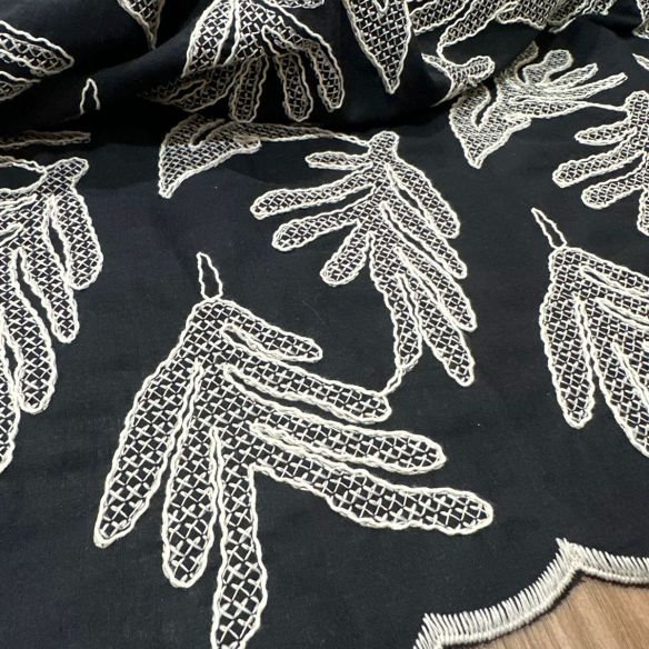 TECIDO CAMBRAIA DE ALGODÃO BORDADA P/B • Conexão Tecidos TECIDO CAMBRAIA DE ALGODÃO BORDADA P/B • Conexão Tecidos