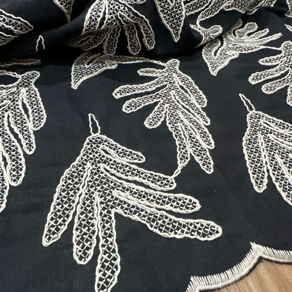 Tecido Cambraia De Algodão Bordada P&B • Conexão Tecidos