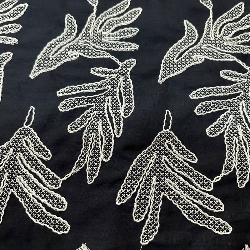 TECIDO CAMBRAIA DE ALGODÃO BORDADA P/B • Conexão Tecidos