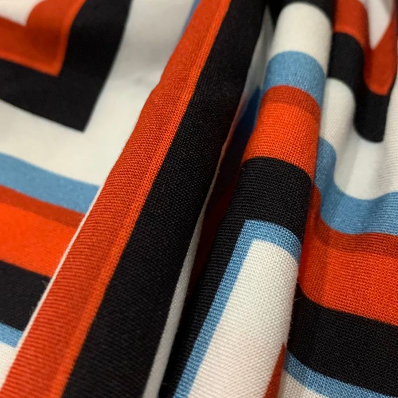 VISCOSE ESTAMPADA CHEVRON RED • Conexão Tecidos