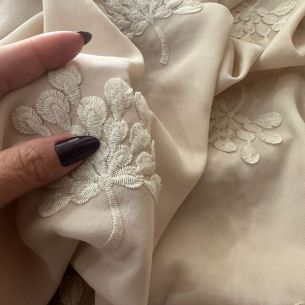 CREPE GGT BORDADO BEGE • Conexão Tecidos