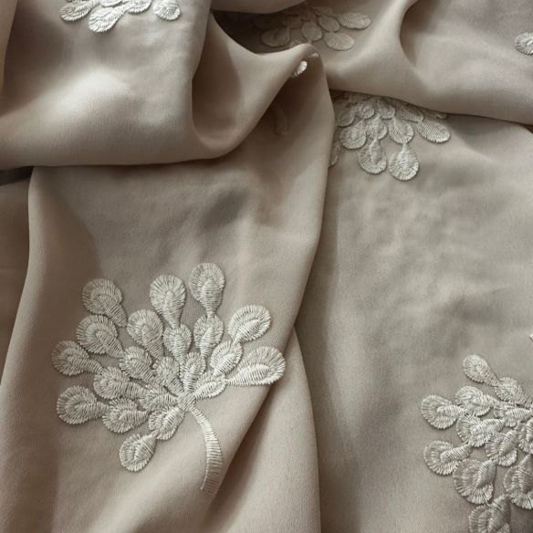 CREPE GGT BORDADO BEGE • Conexão Tecidos