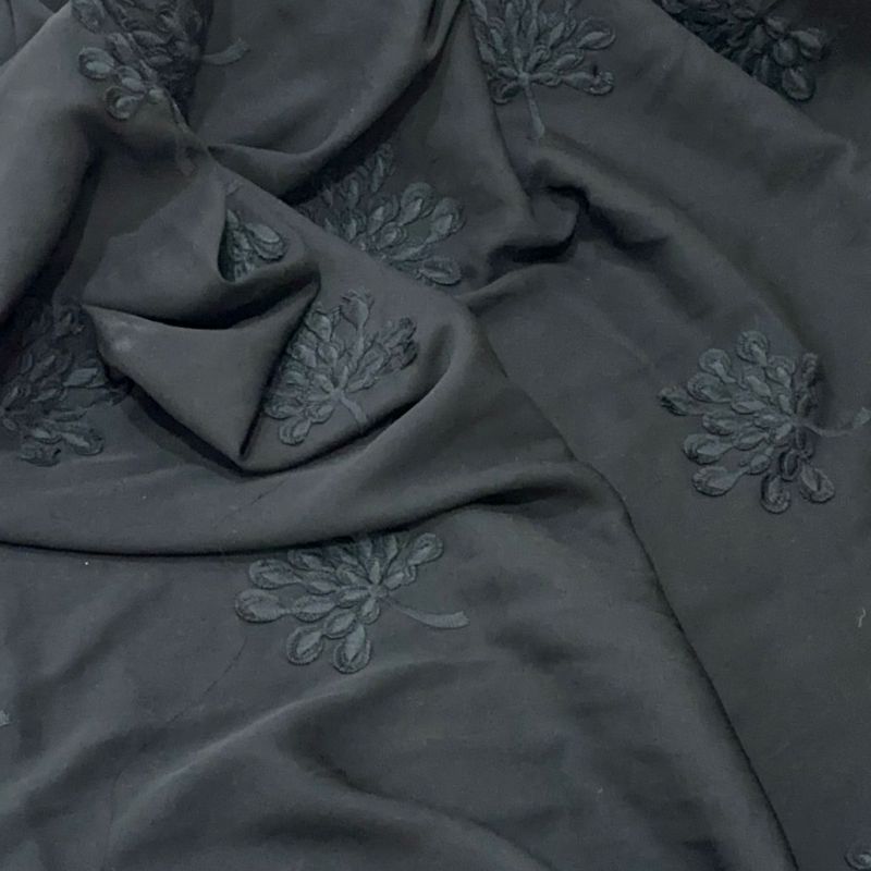 Tecido Crepe Ggt Bordado Preto • Conexão Tecidos
