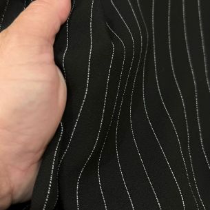 CREPE PATOU RISCA DE GIZ PRETO CORTE 3.30 M • Conexão Tecidos