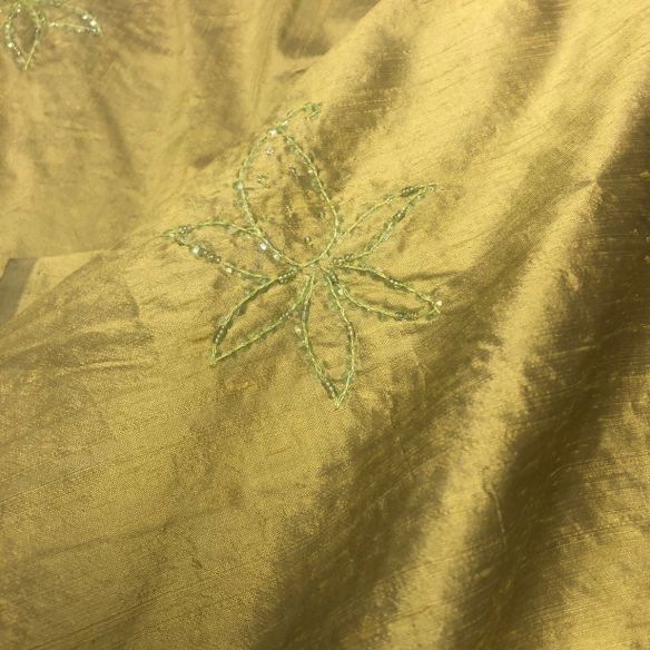 SHANTUNG DE SEDA PURA DOURADO BORDADO. 