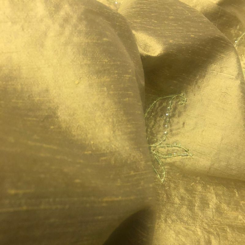 SHANTUNG DE SEDA PURA DOURADO BORDADO. 