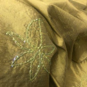 SHANTUNG DE SEDA PURA DOURADO BORDADO. 