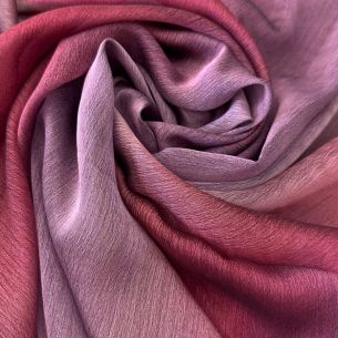 MUSSELINE TOQUE DE SEDA TEXTURIZADA DEGRADÊ RED PURPLE. 