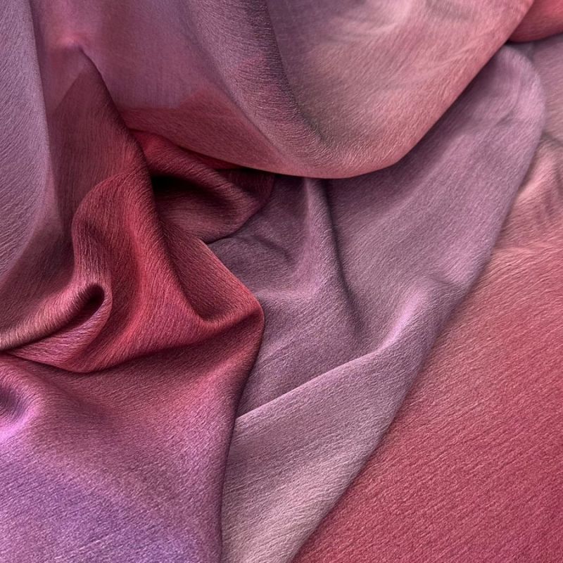 MUSSELINE TOQUE DE SEDA TEXTURIZADA DEGRADÊ RED PURPLE. 