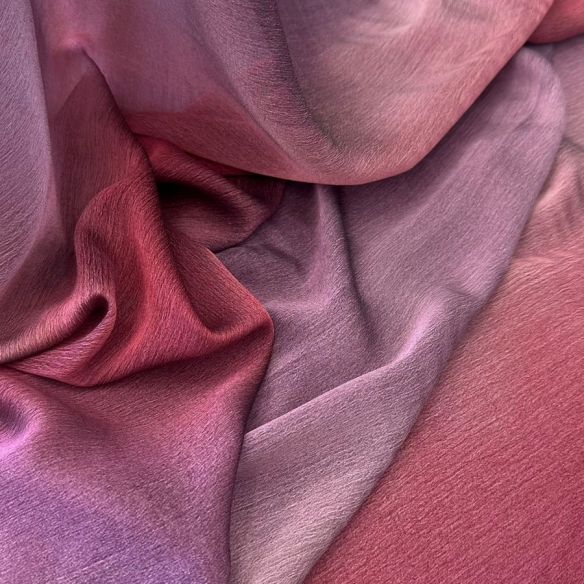 MUSSELINE TOQUE DE SEDA TEXTURIZADA DEGRADÊ RED PURPLE. 