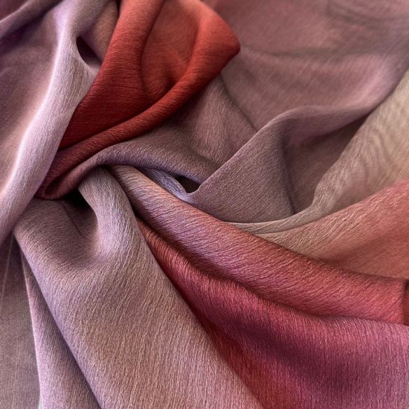 MUSSELINE TOQUE DE SEDA TEXTURIZADA DEGRADÊ RED PURPLE. 