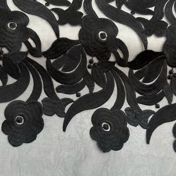 ORGANZA BORDADA PRETA