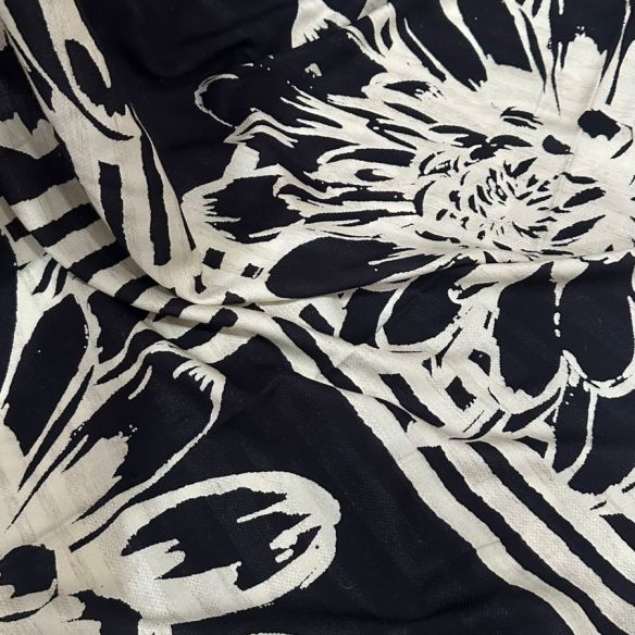 TECIDO  VISCOSE MAQUINETADA ESTAMPA RETRÔ