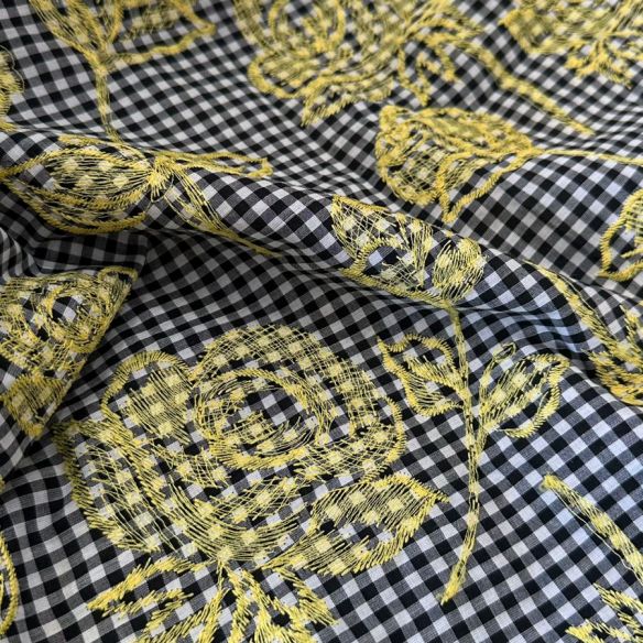 TECIDO TRICOLINE VICHY PRETO BORDADO