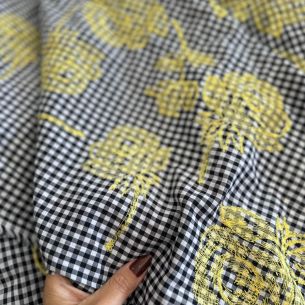 TECIDO TRICOLINE VICHY PRETO BORDADO 2