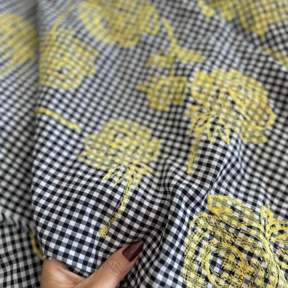 TECIDO TRICOLINE VICHY PRETO BORDADO