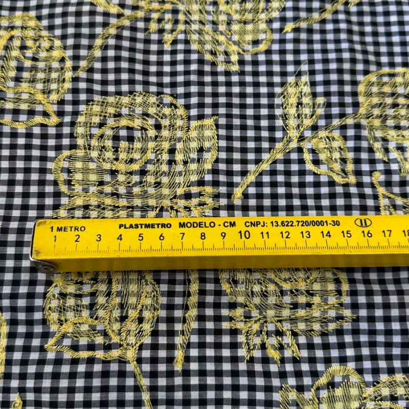 TECIDO TRICOLINE VICHY PRETO BORDADO