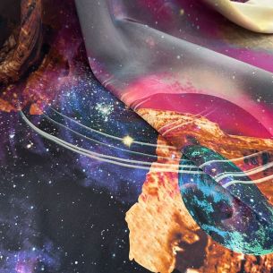 TECIDO CREPE DE CHINE MAXI ESTAMPA GALAXY • Conexão Tecidos