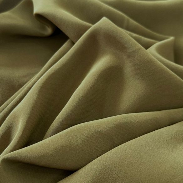 Tecido Crepe de Chine Liso Verde Oliva • Conexão Tecidos