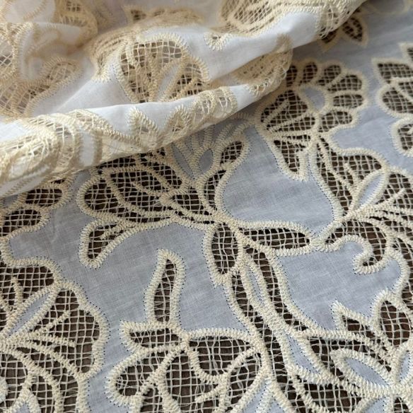 Renda Richelieu Flor de Marfim • Conexão Tecidos