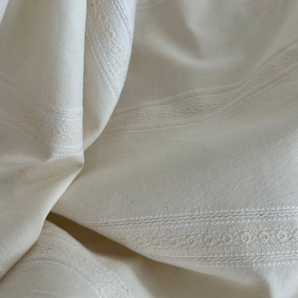 TECIDO CAMBRAIA DE ALGODÃO BORDADA BOHHO • Conexão Tecidos