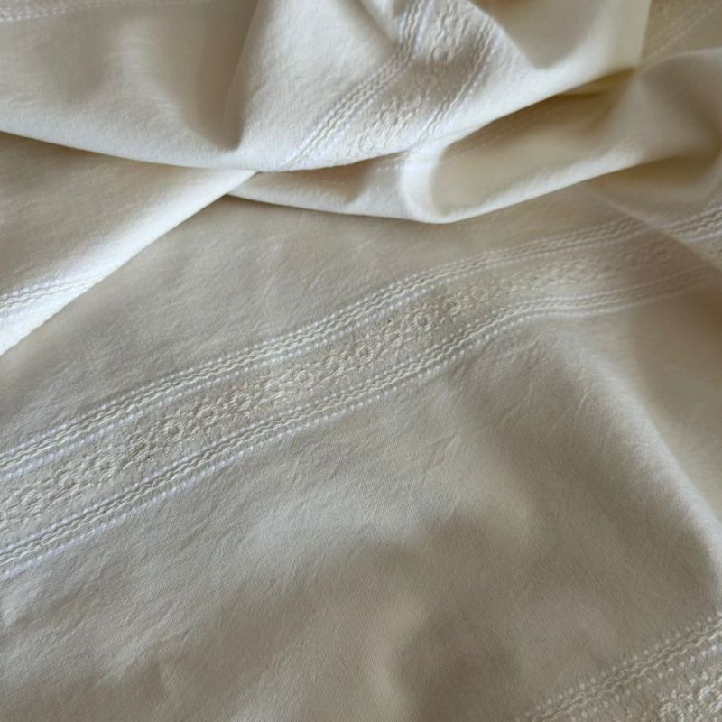 TECIDO CAMBRAIA DE ALGODÃO BORDADA BOHHO • Conexão Tecidos