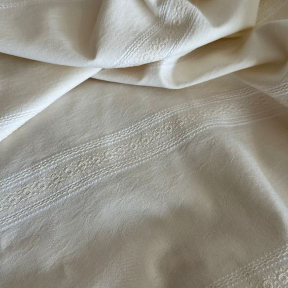 TECIDO CAMBRAIA DE ALGODÃO BORDADA BOHHO • Conexão Tecidos