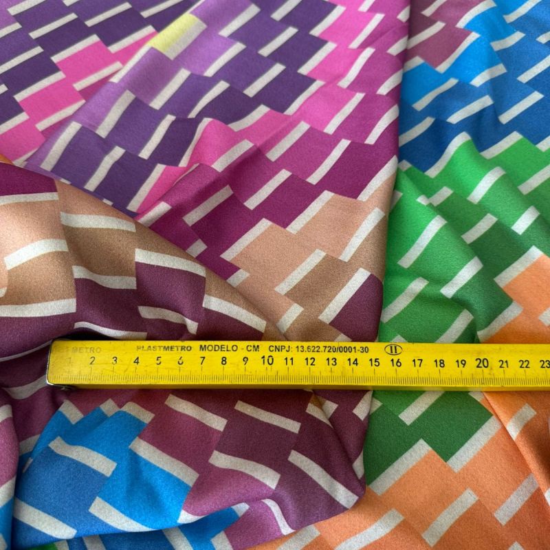 TECIDO VISCOSE ACETINADA ESTAMPA PATCHWORK • Conexão Tecidos