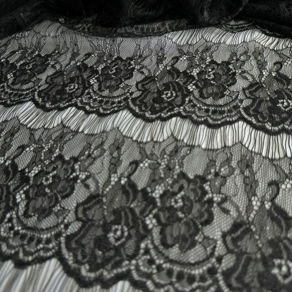 Tecido Renda Chantilly Preta Jardim Noir • Conexão Tecidos