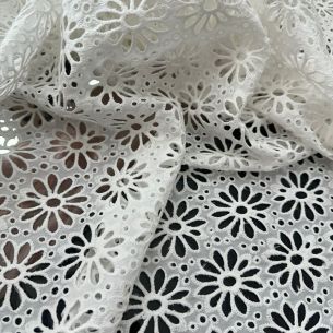 Lese Bordada OFF Floral Premium • Conexão Tecidos