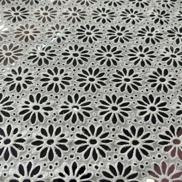 Lese Bordada OFF Floral Premium • Conexão Tecidos