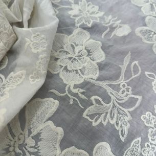 TECIDO CAMBRAIA DE ALGODÃO COM SEDA BORDADA • Conexão Tecidos