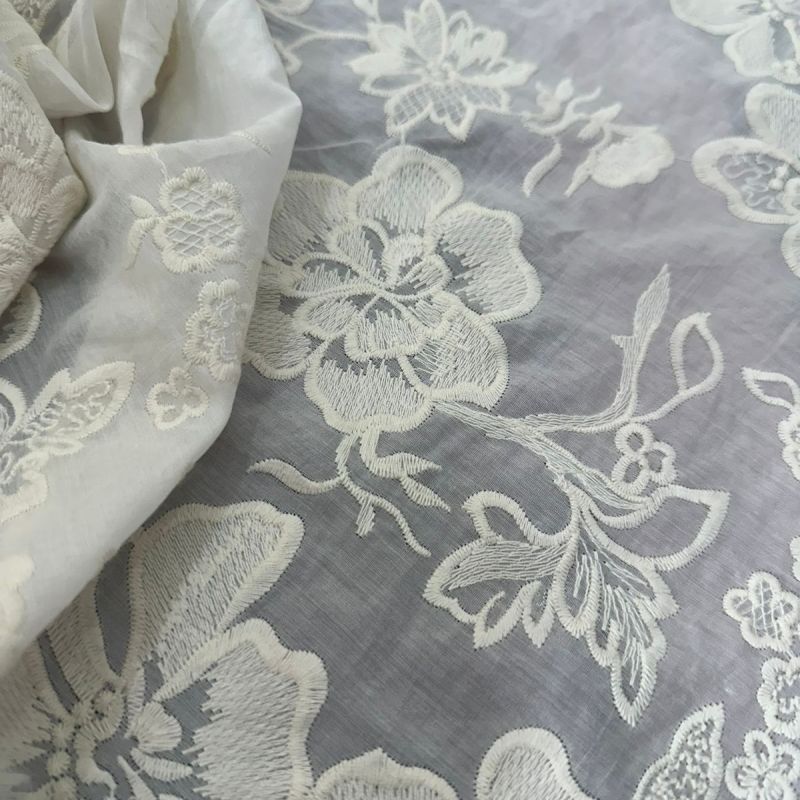 TECIDO CAMBRAIA DE ALGODÃO COM SEDA BORDADA • Conexão Tecidos