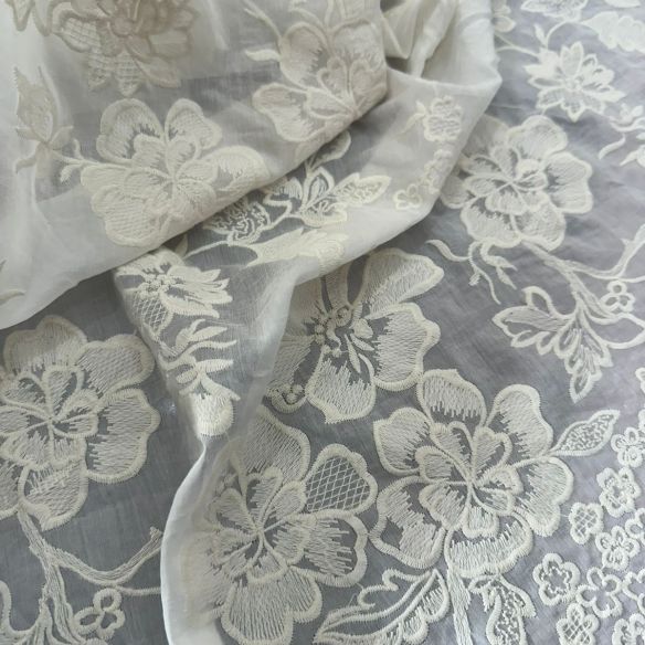 TECIDO CAMBRAIA DE ALGODÃO COM SEDA BORDADA • Conexão Tecidos