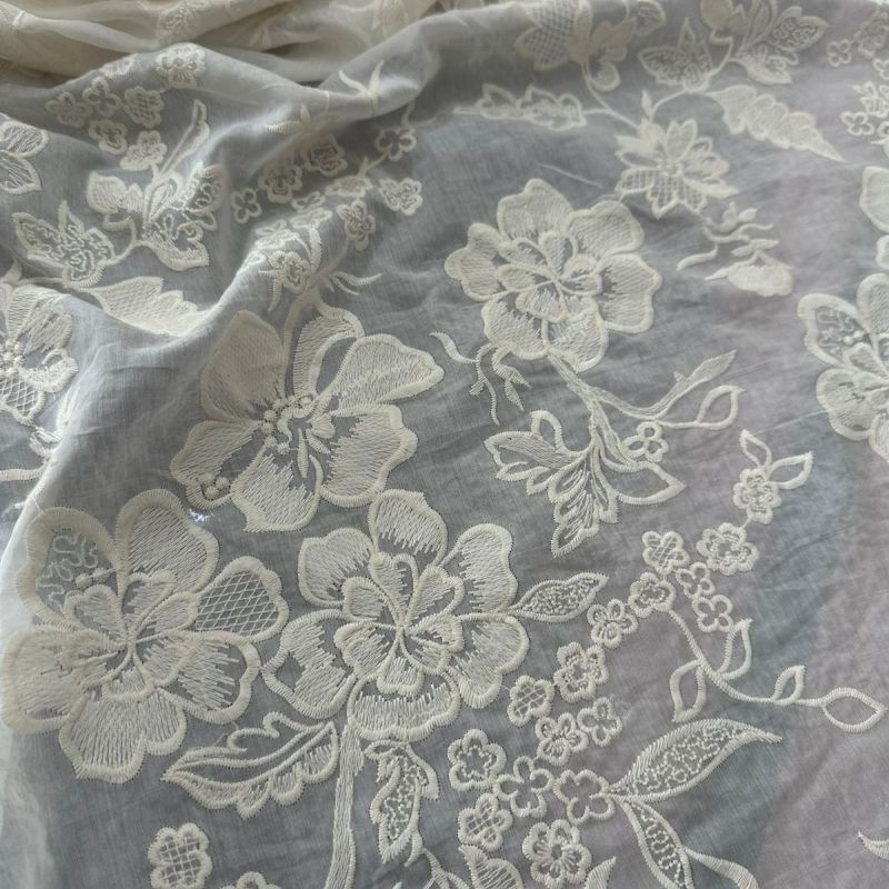 TECIDO CAMBRAIA DE ALGODÃO COM SEDA BORDADA • Conexão Tecidos