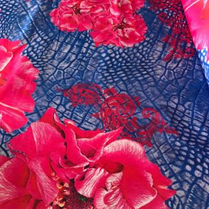 Tecido Sarja Estampada Acetinada Floral Azul e Vermelho • Conexão