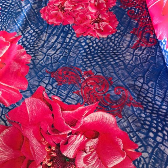 Tecido Sarja Estampada Acetinada Floral Azul e Vermelho • Conexão