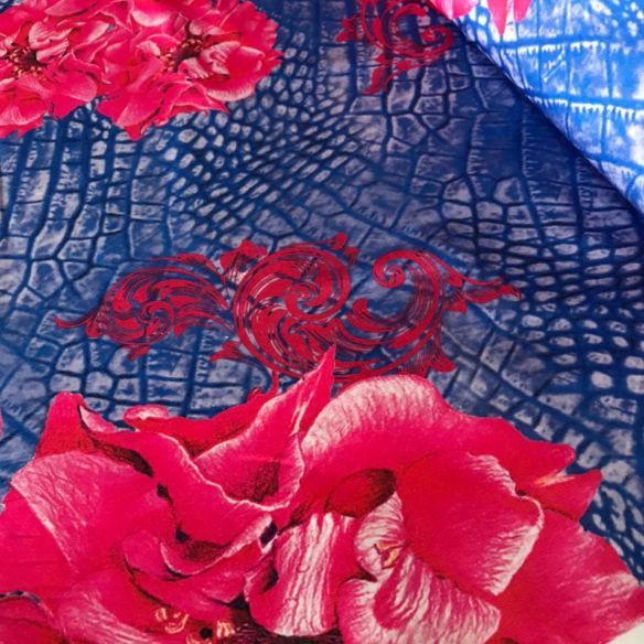 Tecido Sarja Estampada Acetinada Floral Azul e Vermelho • Conexão
