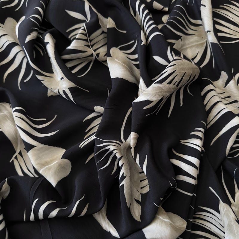 Tecido Crepe de Chine Estampado Tropical Leaves Noir • Conexão Tecidos
