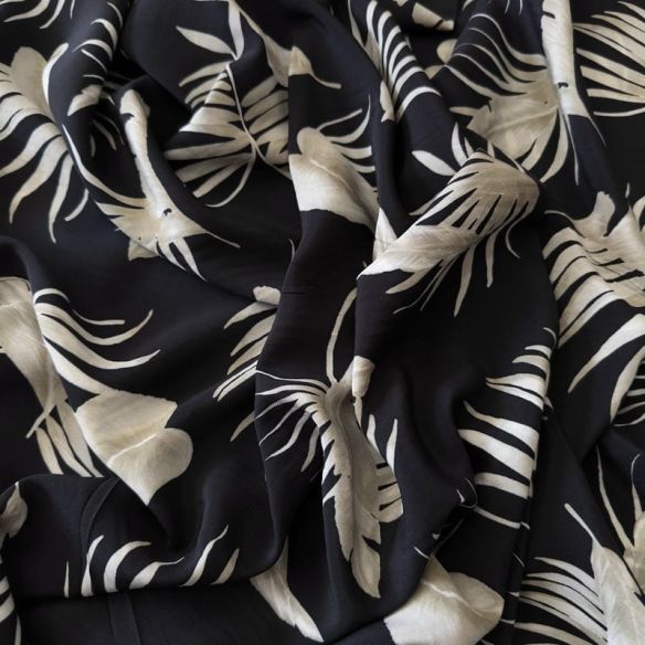 Tecido Crepe de Chine Estampado Tropical Leaves Noir • Conexão Tecidos