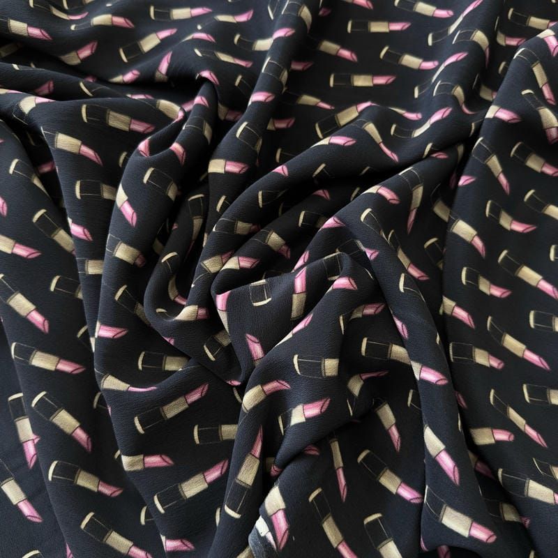 Tecido Crepe de Chine Estampado Lipstick Chic • Conexão Tecidos