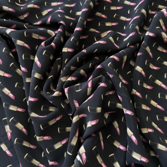 Tecido Crepe de Chine Estampado Lipstick Chic • Conexão Tecidos