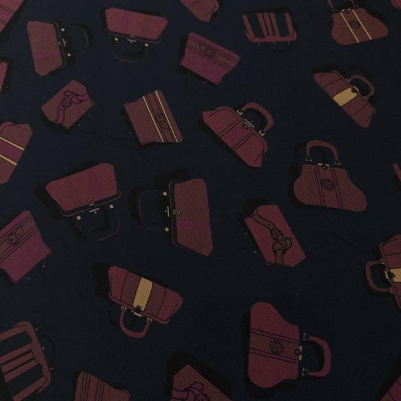 Tecido Crepe de Chine Estampado Bag Icons Chic • Conexão Tecidos