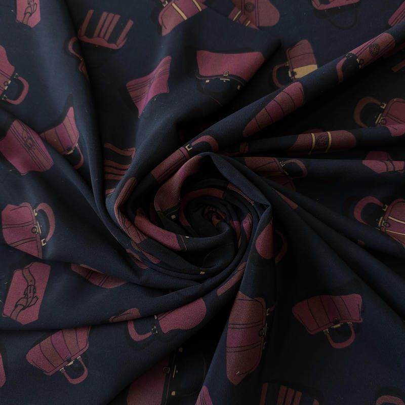 Tecido Crepe de Chine Estampado Bag Icons Chic • Conexão Tecidos