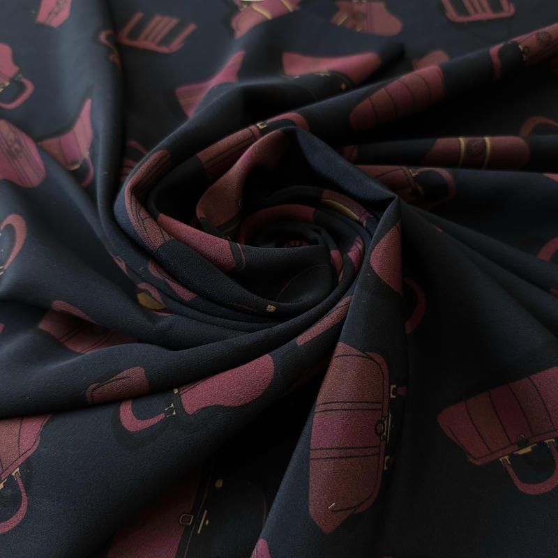 Tecido Crepe de Chine Estampado Bag Icons Chic • Conexão Tecidos