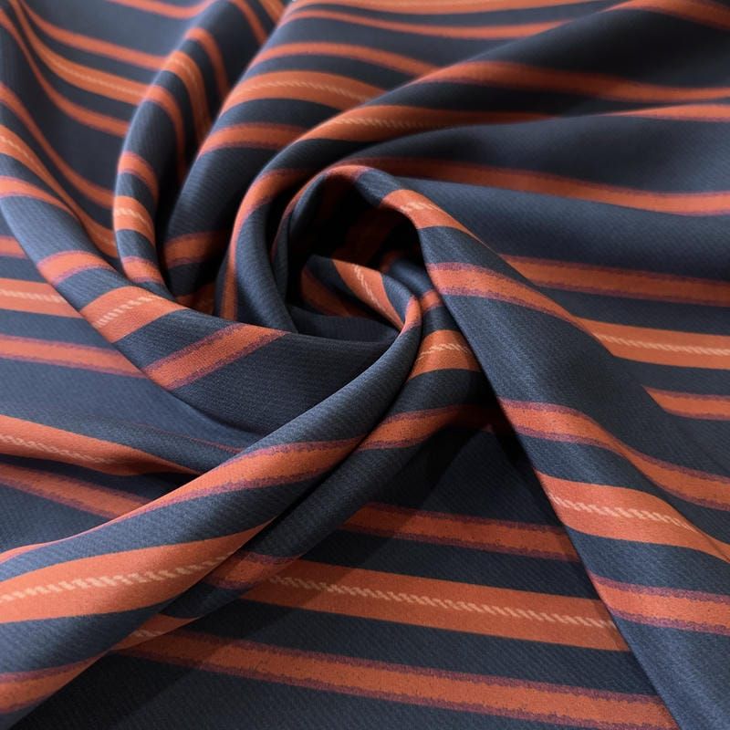 Tecido Crepe de Chine Estampado Stripe Navy Elegance • Conexão Tecidos