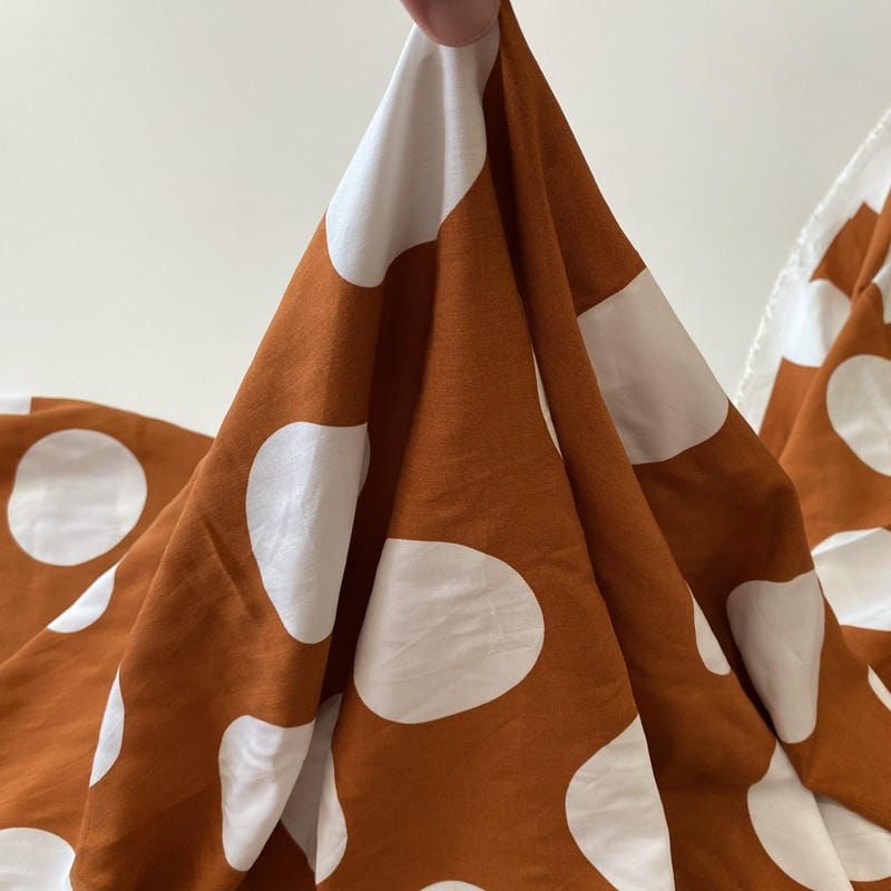 Tecido Viscose Estampada Poá Maxi Caramelo Chic • Conexão Tecidos