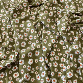 Tecido Viscose Estampada Margarida Oliva Natural • Conexão Tecidos 2