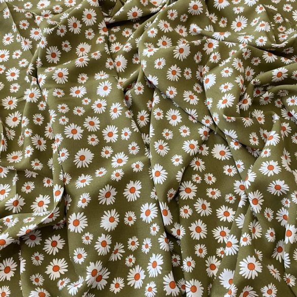 Tecido Viscose Estampada Margarida Oliva Natural • Conexão Tecidos