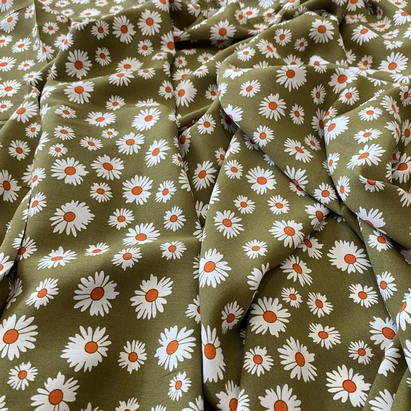Tecido Viscose Estampada Margarida Oliva Natural • Conexão Tecidos